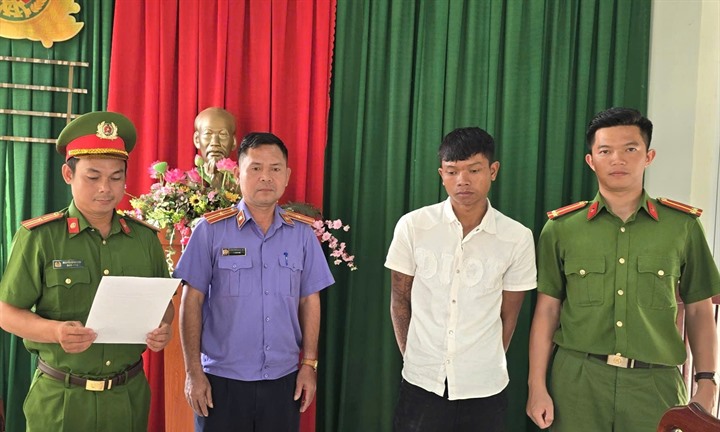 Bực tức vì vợ uống bia không về, chồng tưới xăng đốt nhà
