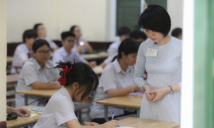 Chính phủ yêu cầu bảo đảm học sinh không đỗ lớp 10 THPT công lập vẫn được đi học