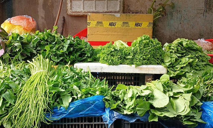 Nguồn cung hụt do mưa ngập, nhiều loại rau xanh ở TP.HCM vọt giá đắt ngang thịt heo
