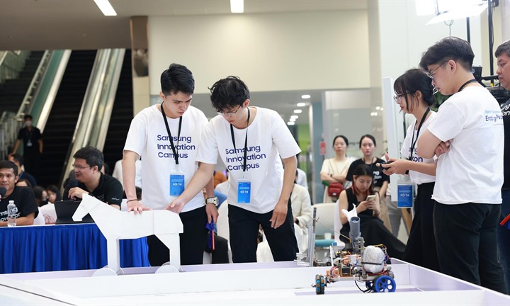 Lời giải cho bài toán tuyển dụng kỷ nguyên số: Chuyển tư duy  "học lấy bằng " sang  "học làm việc "