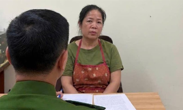 Bắt tạm giam người phụ nữ nhiều lần đổ chất thải, chắn lối đi chung ở Hà Nội