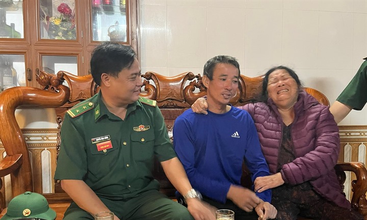 Thuyền trưởng Quảng Trị kể 8 giờ ôm phao, tự bơi giữa biển khơi giành sự sống