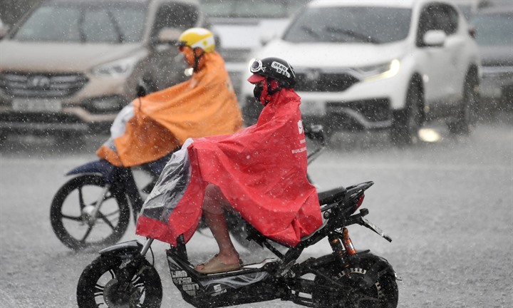 Dự báo thời tiết 10/10: Diễn biến mưa lớn từ Thanh Hóa đến Đà Nẵng, Hà Nội thấp nhất 23 độ C