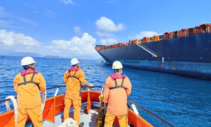Cứu nạn thuyền viên người nước ngoài gặp nạn trên cùng biển Việt Nam