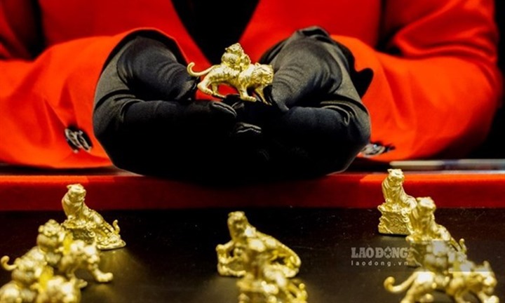 Giá vàng ngày 11/10: SJC, DOJI, PNJ giữ mức cao