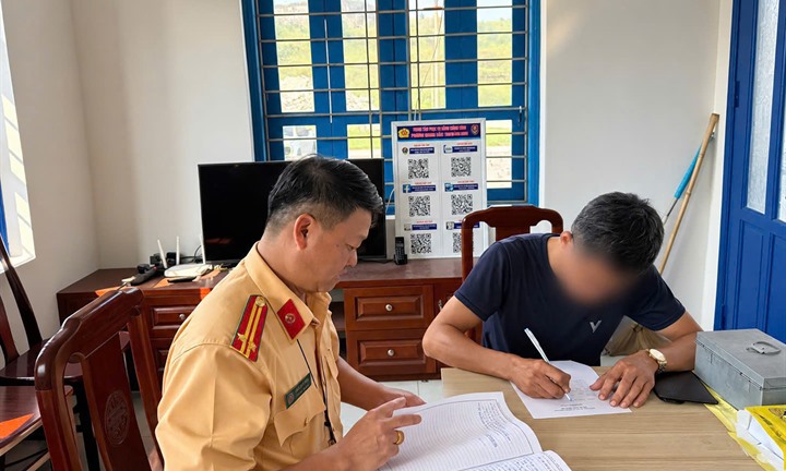 Vụ ô tô kéo lê khung sắt, tấm tôn trên đường ở Quảng Ninh: Lộ diện tài xế