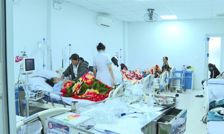 Vụ nghi ngộ độc sau ăn bánh mì: 135 ca nhập viện, Chủ tịch Quảng Ngãi yêu cầu khẩn trương điều tra