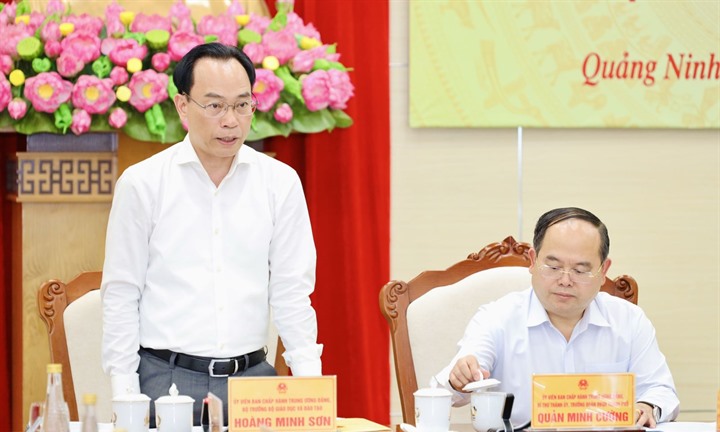 Bộ trưởng Bộ GD&ĐT: Khi học sinh tiếp cận nhanh với AI và ngoại ngữ, người thầy phải chuyển mạnh sang vai trò kiến tạo, dẫn dắt