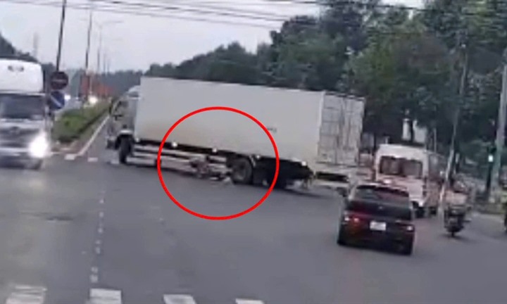 Người phụ nữ đi xe đạp điện tử vong sau tai nạn ở TP.HCM: Camera ghi lại hành động gây “sốc” của tài xế xe tải