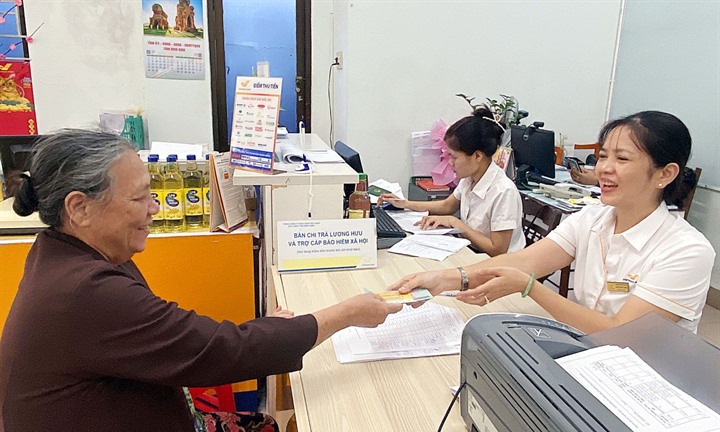 Trường hợp nào bị tạm dừng hoặc thôi hưởng trợ cấp xã hội hằng tháng?