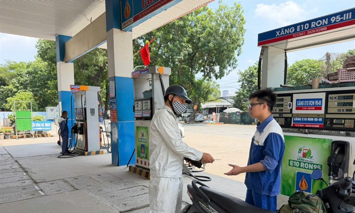 Giá xăng dầu 16/10: Xăng dầu trong nước giảm mạnh sau điều chỉnh, riêng Petrolimex, PV Oil cùng giảm thêm 300-350 đồng