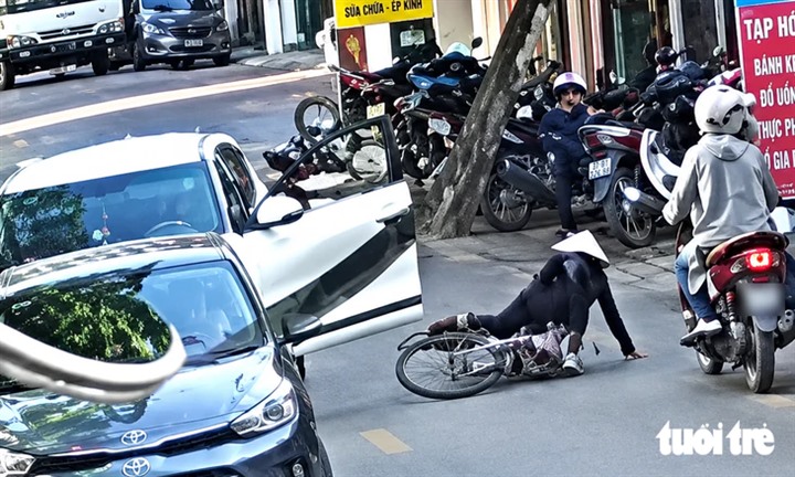 Nữ tài xế mở cửa xe con khiến cụ bà ngã, xe máy tông trúng, camera ghi lại khoảng khắc lạnh người