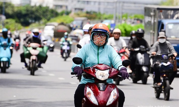 Dự báo thời tiết ngày 17/10: Hà Nội vẫn nắng nóng, Nam Bộ mưa dông ở nhiều tỉnh thành
