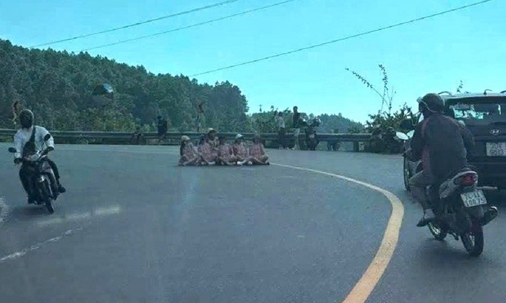 Xác minh vụ 6 phụ nữ ngồi chụp ảnh giữa khúc cua nguy hiểm trên đèo Hải Vân