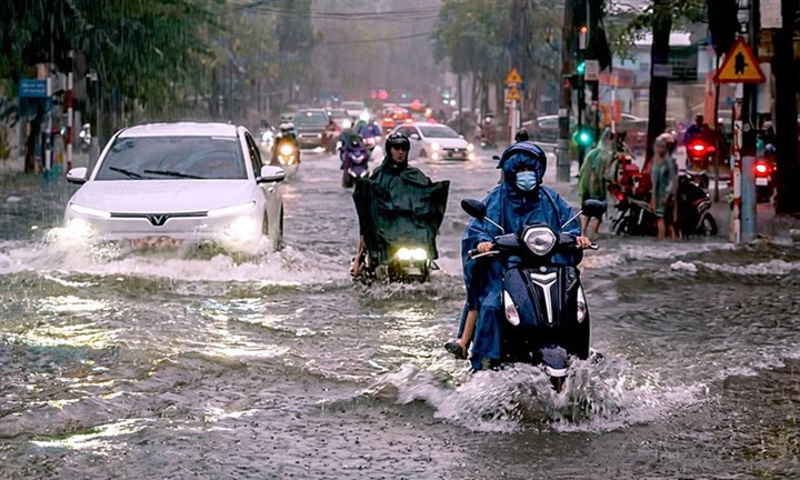 Dự báo thời tiết 18/10: Bắc Bộ tiếp tục nắng nóng, Nam Bộ mưa dông nhiều nơi