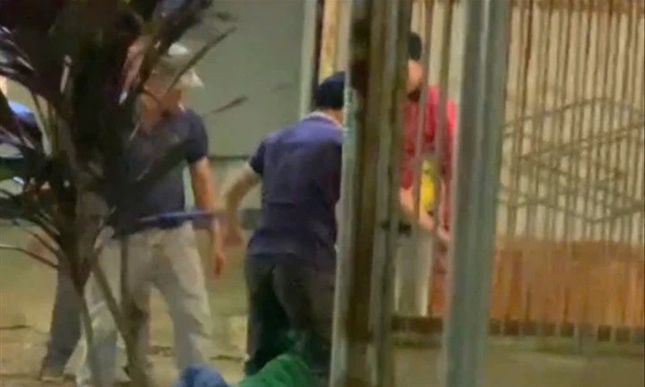 Clip nhóm người vây đánh tài xế xe công nghệ: Công an vào cuộc xác minh