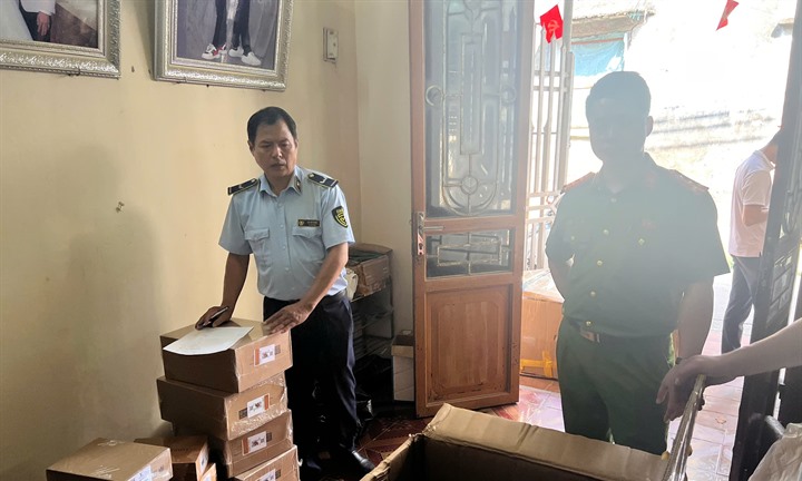 Hà Nội: Tạm giữ gần 2.900 túi xách có dấu hiệu giả mạo nhãn hiệu nổi tiếng tại xã Phú Xuyên