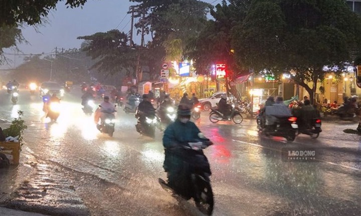 Dự báo thời tiết ngày 20/10: Hà Nội vẫn nắng nóng trên 34 độ C, Nam Bộ mưa dông mạnh