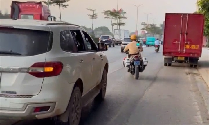 CSGT Hà Nội kịp thời hỗ trợ công nhân bị tai nạn lao động đi cấp cứu