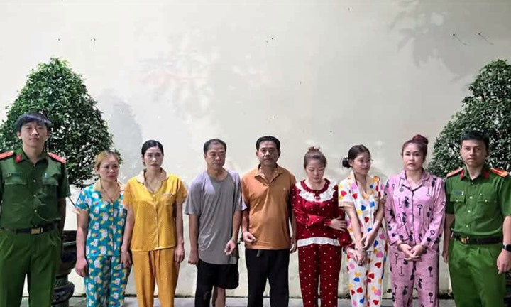 Từ 2 quán karaoke môi giới mại dâm, lộ đường dây cá độ bóng đá, 26 bị can bị khởi tố