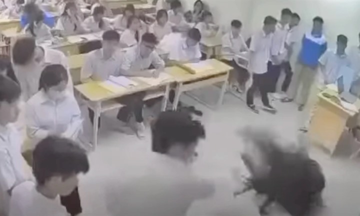 Bắt khẩn cấp nam sinh hành hung cô giáo ngay trên bục giảng ở Hà Nội