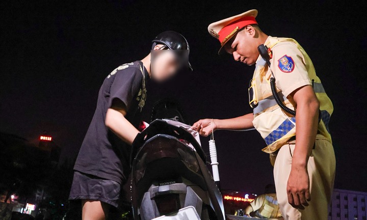 CSGT Hà Nội xuyên đêm tuần tra, xử lý vi phạm giao thông