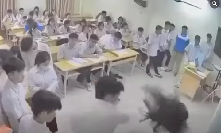 Xôn xao thông tin học sinh đánh cô giáo ngay trong lớp ở Hà Nội: Giám đốc Sở GD&ĐT nói gì?