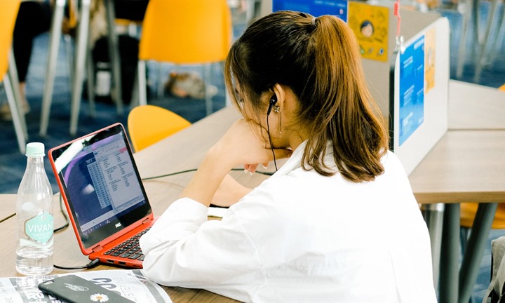 Bằng giỏi không còn là tấm vé bảo đảm: Khi doanh nghiệp cần năng lực thực tế hơn điểm số
