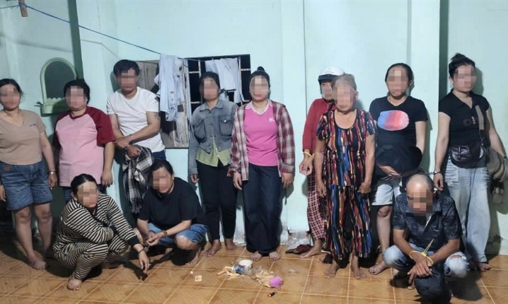 Kiểm tra nhà dân lúc nửa đêm, bắt quả tang 11 đối tượng đang đánh bạc