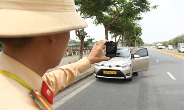 CSGT Hà Nội tăng cường phạt nguội ô tô dừng, đỗ sai quy định quanh sân bay Nội Bài