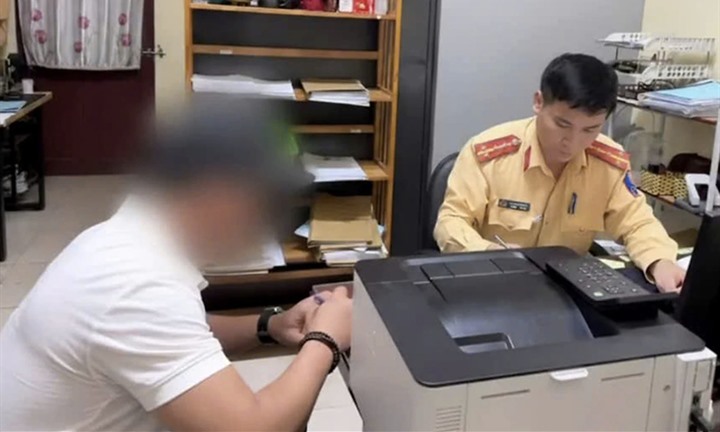 Xử phạt 19 triệu đồng tài xế ô tô vượt đèn đỏ, làm hỏng gác chắn tàu