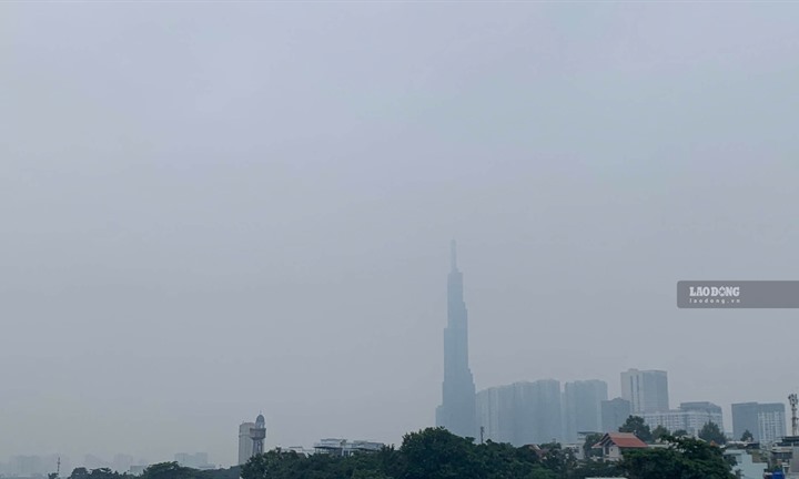 Sáng 23/10, bầu trời TPHCM mù mịt, chỉ số không khí chạm mức đỏ