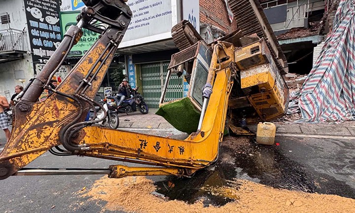 Xe múc đang tháo dỡ nhà bất ngờ lật ngửa giữa đường Hoàng Sa