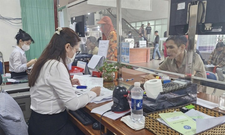 Bộ Nội vụ trả lời về cách tính thời gian giữ hạng khi xét thăng hạng II đối với viên chức