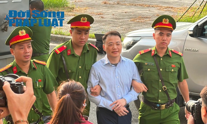 Cận cảnh Shark Bình và Mr Pips bị dẫn giải đến phiên tòa sáng 26/10