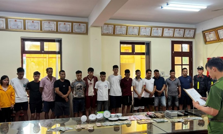Đột kích sới bạc giữa đồi rừng, bắt 20 đối tượng, thu giữ súng và 70 viên đạn