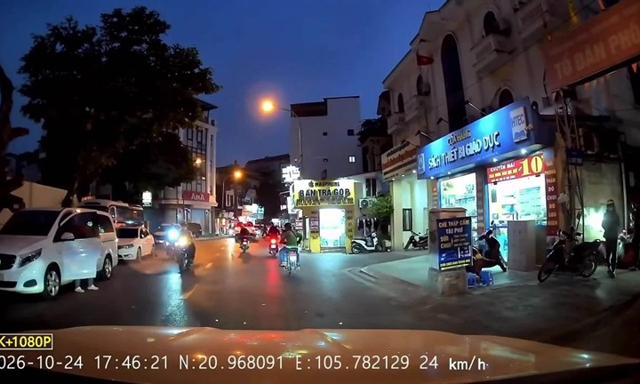 Clip: Tài xế mở cửa ôtô bất cẩn, hất người đi xe máy vào đầu xe khác