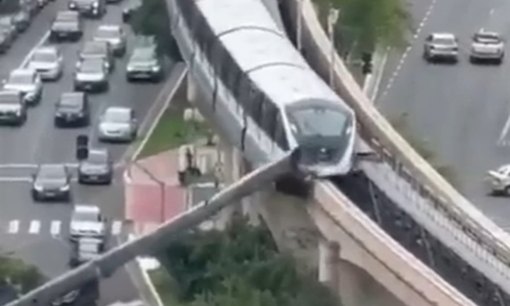 Thót tim cảnh đoàn tàu đâm trúng cần cẩu đổ sập, mảnh vỡ văng tung tóe