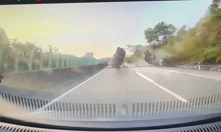 Clip: Khoảnh khắc tảng đá lớn lăn thẳng xuống trước đầu xe ô tô đang chạy trên đường cao tốc