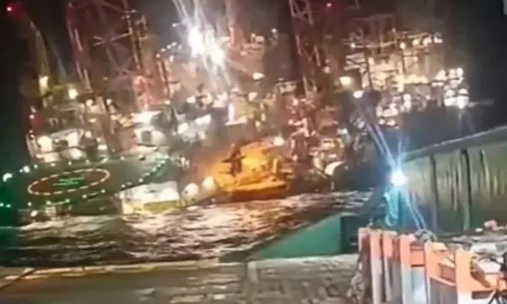 Giàn khoan dầu khổng lồ chìm xuống biển, tiếp tục tìm người sống sót