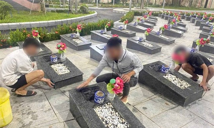 Công an ngăn ẩu đả, đưa 2 nhóm thanh niên đi dọn nghĩa trang liệt sĩ