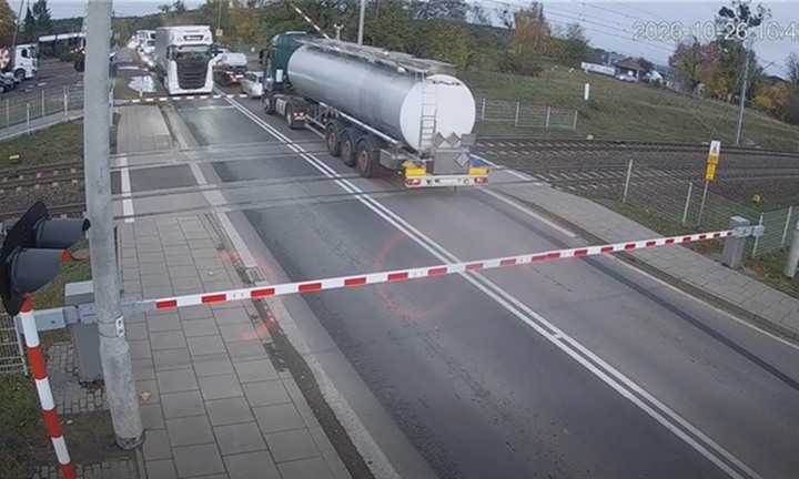 Xe bồn chở đầy nhiên liệu kẹt cứng giữa đường ray, suýt bị tàu hỏa tông trực diện