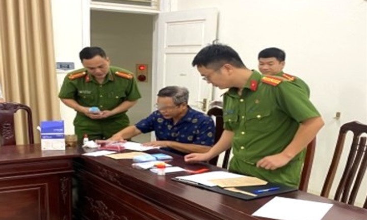 Bị truy nã tội hiếp dâm, người đàn ông ra đầu thú sau 37 năm lẩn trốn