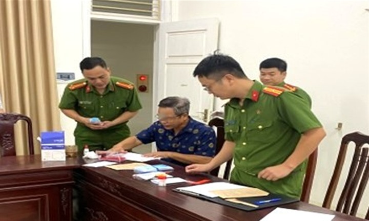 Sau 37 năm lẩn trốn, đối tượng truy nã ra đầu thú