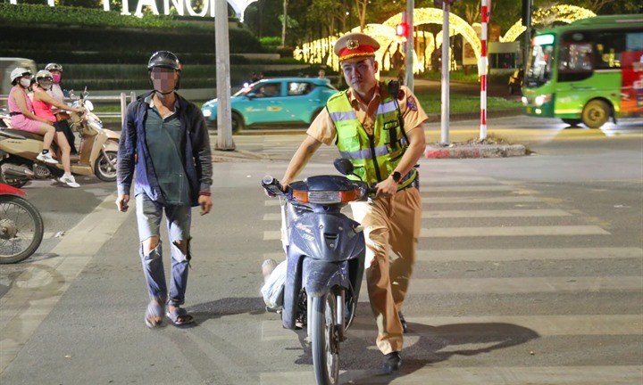 Hà Nội tăng cường xử lý vi phạm nồng độ cồn, nhiều người đi xe máy bị phát hiện