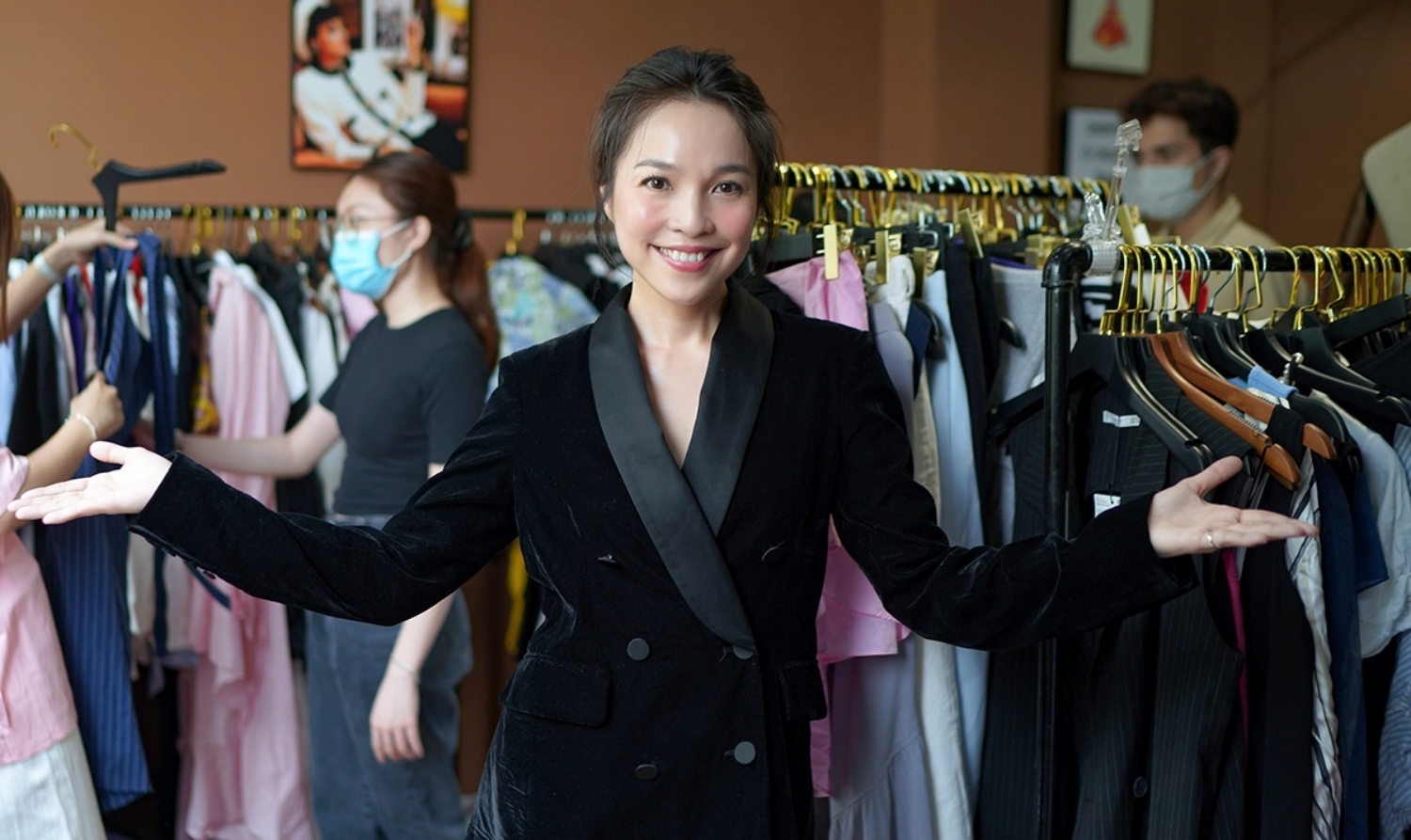 Ca sĩ Hiền Thục sắp tới sẽ thanh lý trang phục, giày và phụ kiện để bổ sung chi phí vào “Quỹ Nhi Đồng của Thục”. Ảnh: VnExpress