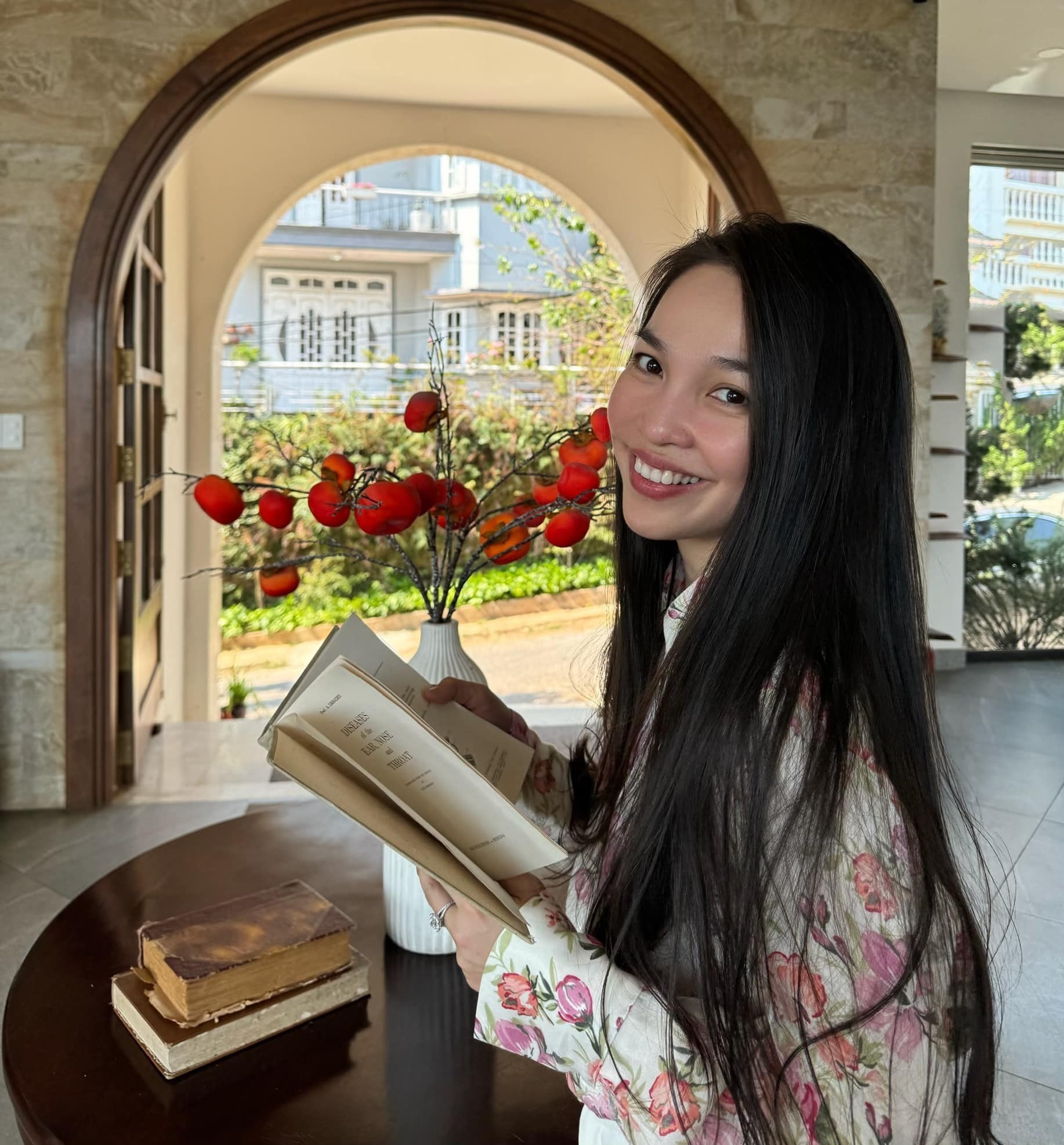 Ca sĩ Hiền Thục thanh lý trang phục, phụ kiện để làm từ thiện - 7