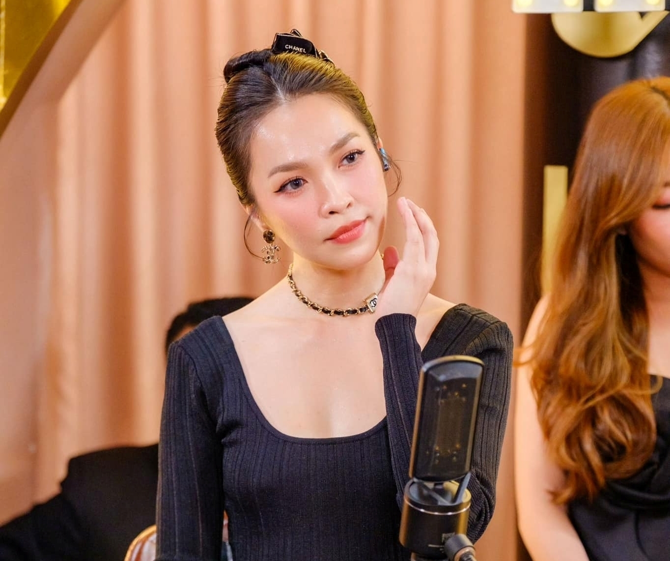 Ca sĩ Hiền Thục thanh lý trang phục, phụ kiện để làm từ thiện - 9