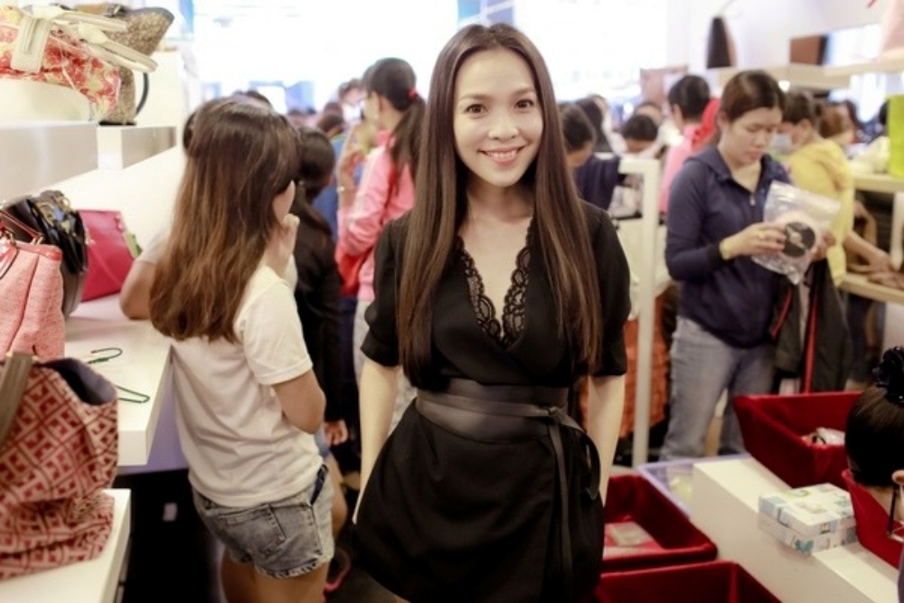 Ca sĩ Hiền Thục thanh lý trang phục, phụ kiện để làm từ thiện - 4
