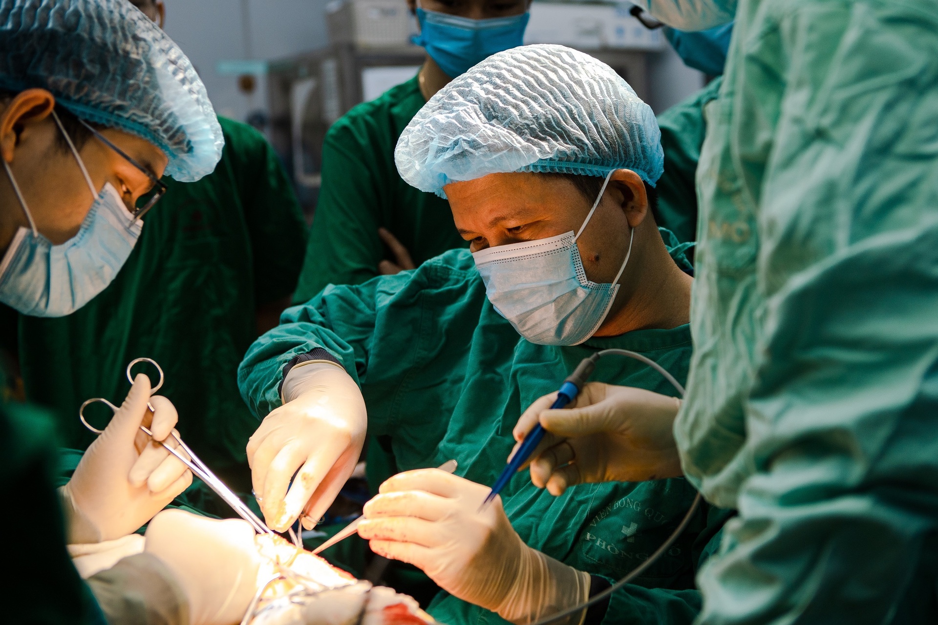 Tiền mất tật mang sau thẩm mỹ: Đừng vì “ngon, bổ, rẻ” mà “nhắm mắt đưa chân” - 9